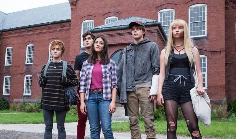 Cast film The New Mutants dalam sebuah adegan di depan sebuah mansion batu bata